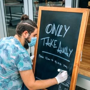 Restaurantero escribiendo instrucciones